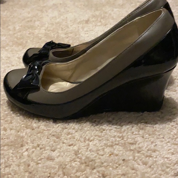 Kenneth Cole Wedges with Bows - Picture 6 of 7